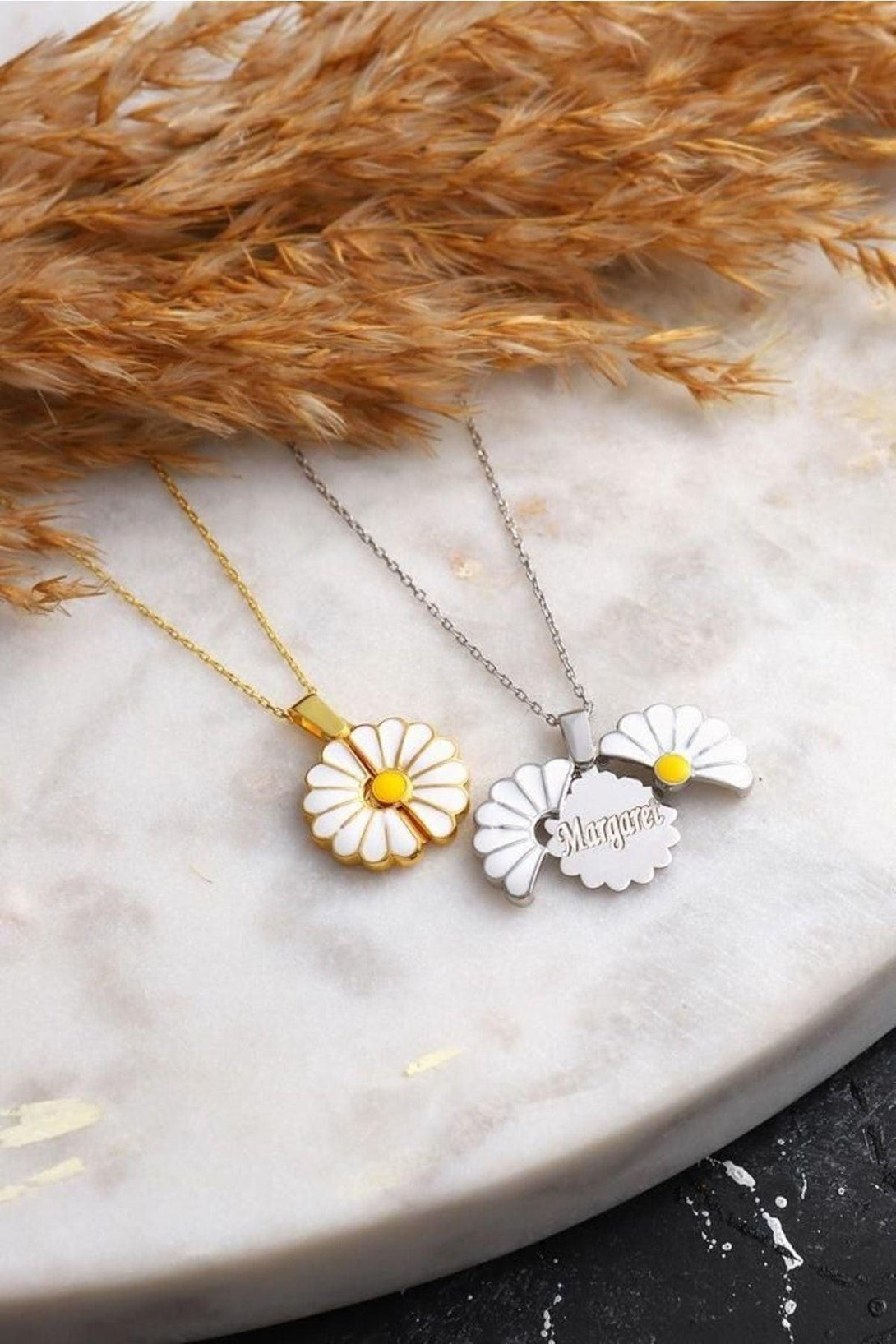 Personalized Silver Necklace With Opening Daisy Name