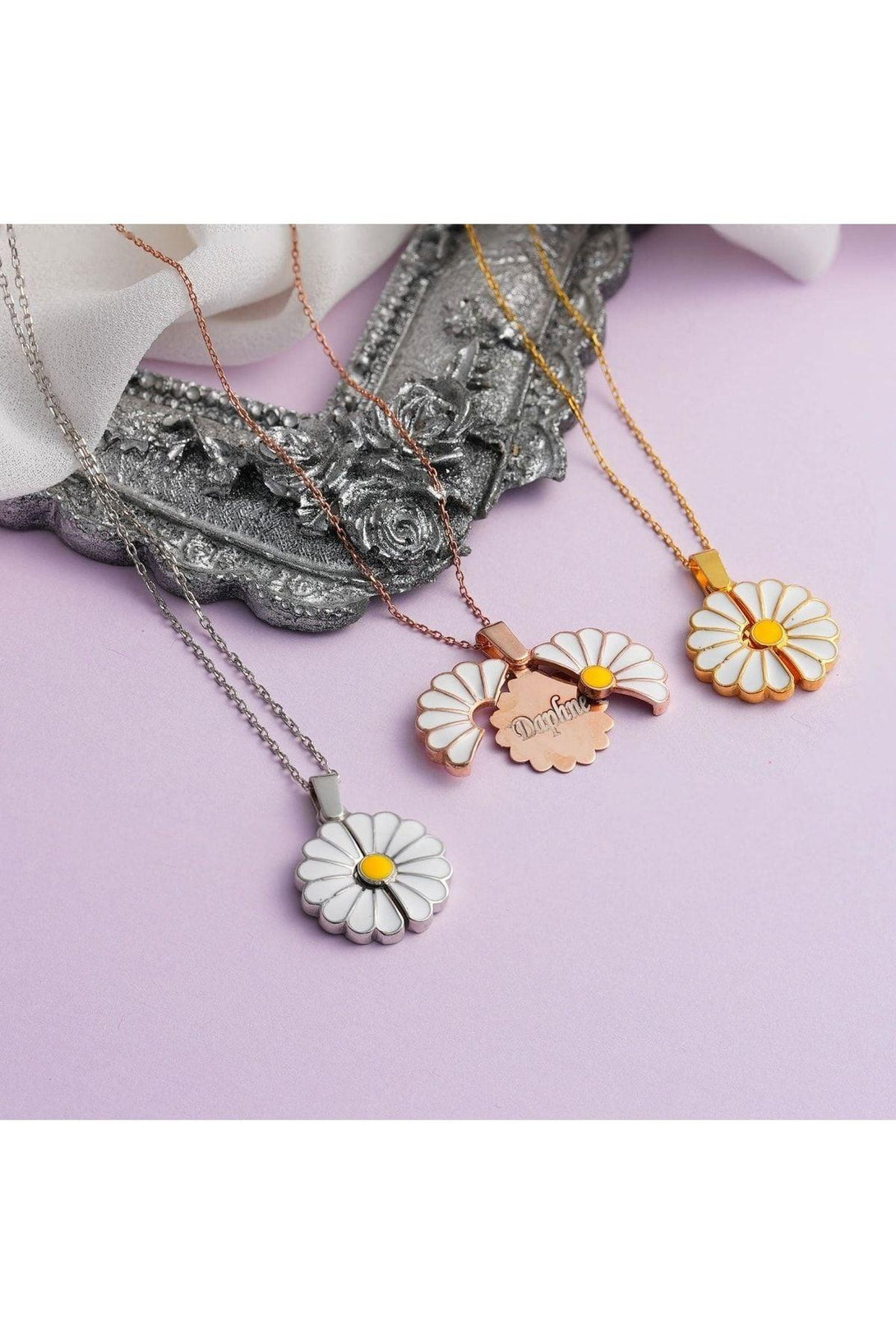 Personalized Silver Necklace With Opening Daisy Name