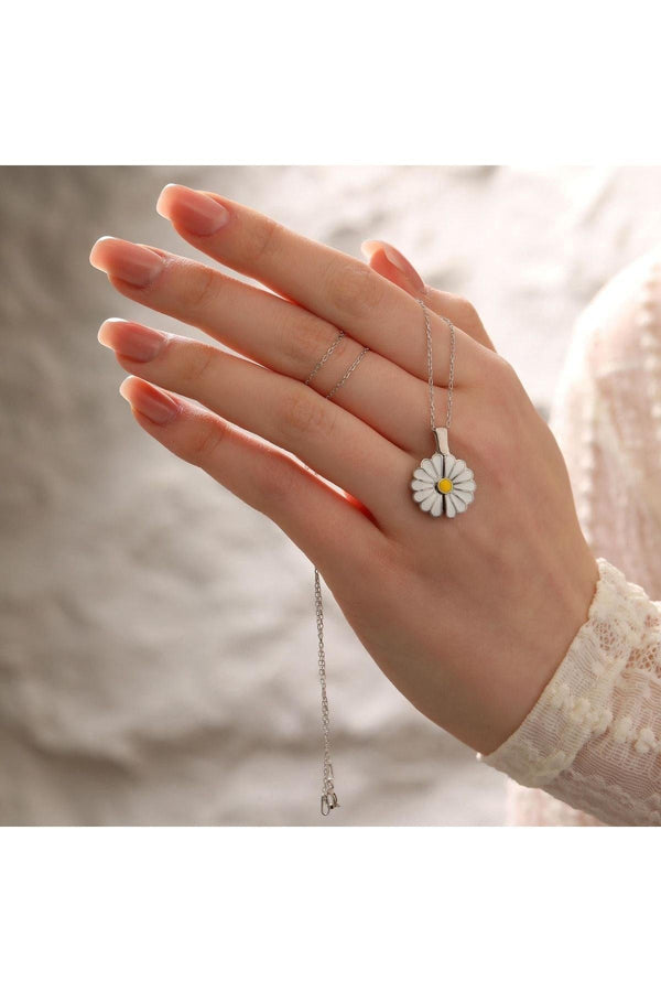 Personalized Silver Necklace With Opening Daisy Name